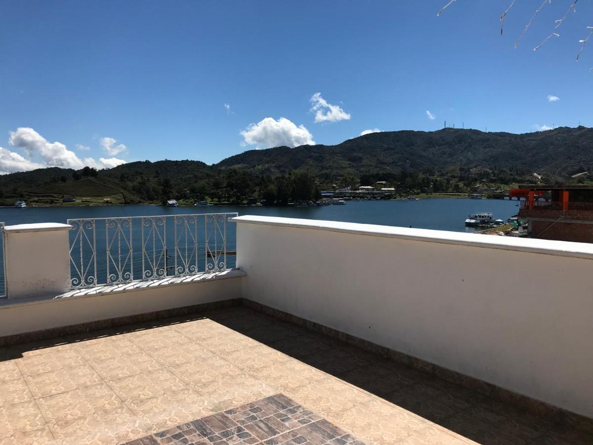 Hotel Bahia Guatape Bagian luar foto
